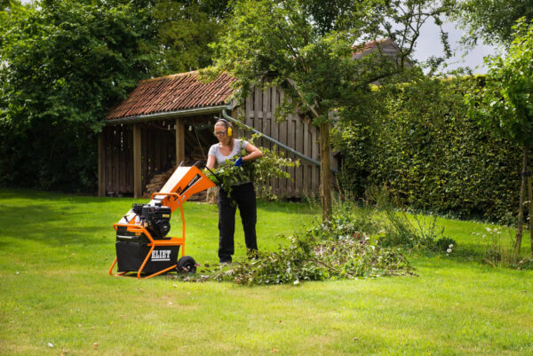 Petrol Chipper Shredder 40mm - In Action 10 Petrol Chipper Shredder 40mm - In Action 10
