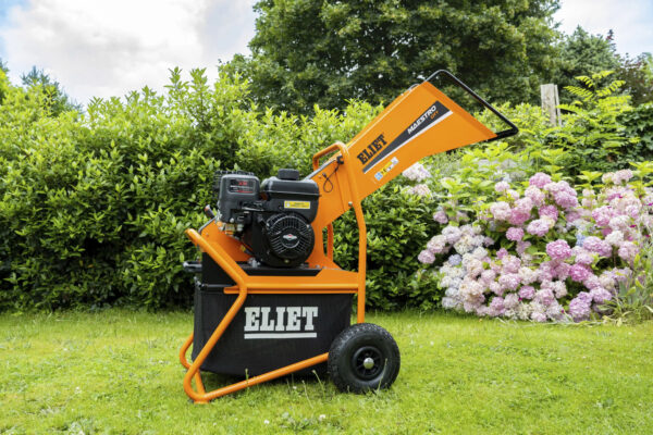 Petrol Chipper Shredder 40mm - In Action 4 Petrol Chipper Shredder 40mm - In Action 4