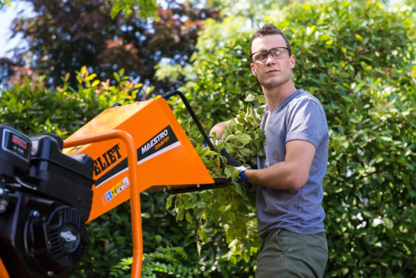 Petrol Chipper Shredder 40mm - In Action 7 Petrol Chipper Shredder 40mm - In Action 7